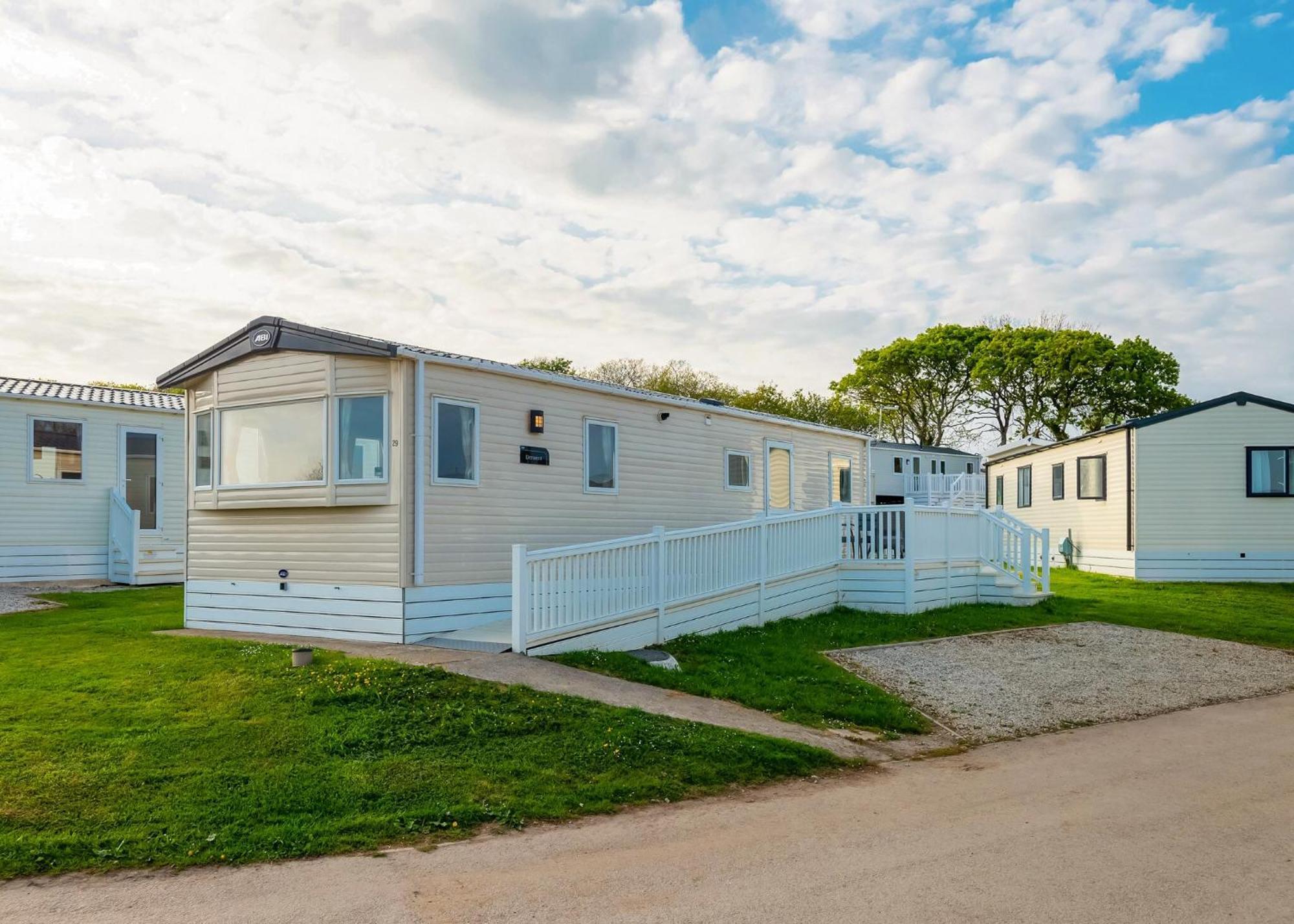 Meadow Lakes Holiday Park Сент-Остелл Екстер'єр фото
